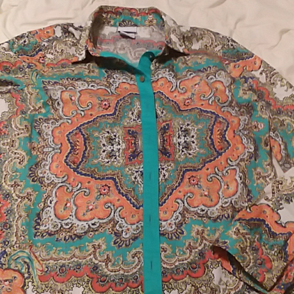 Gorgeous Jaclyn Smith button down blouse